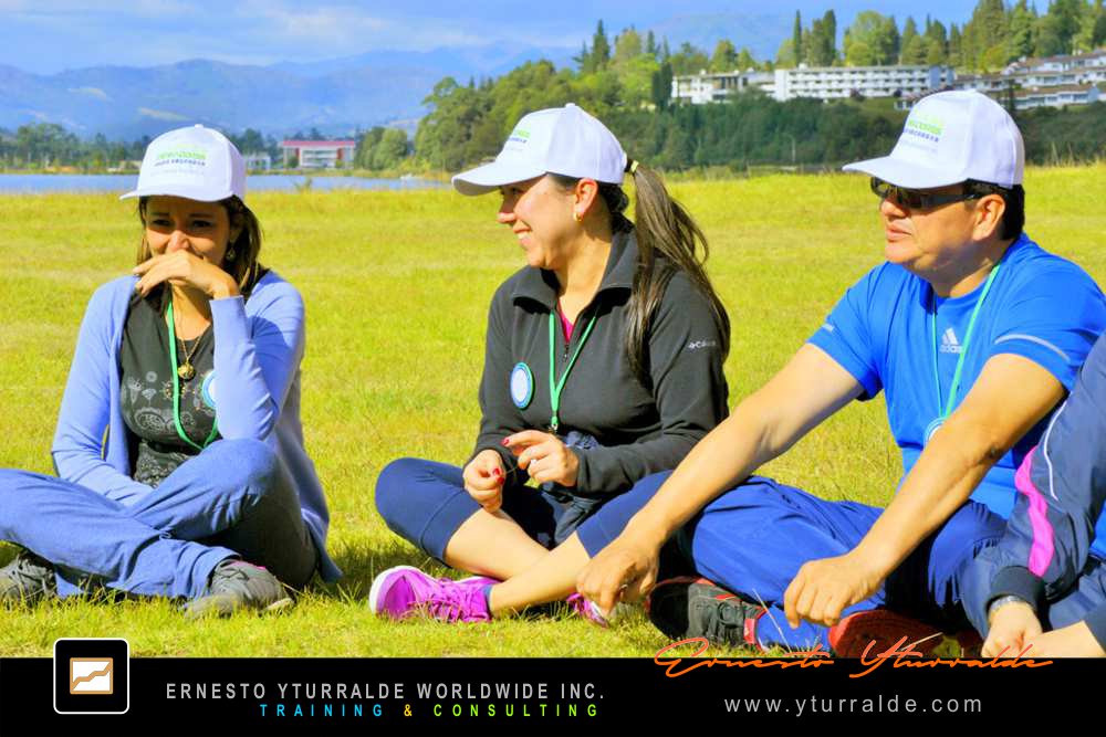 Equiperos | Team Building Bogotá | Ejercicios de cuerdas bajas para fortalecer valores y cohesión organizacional